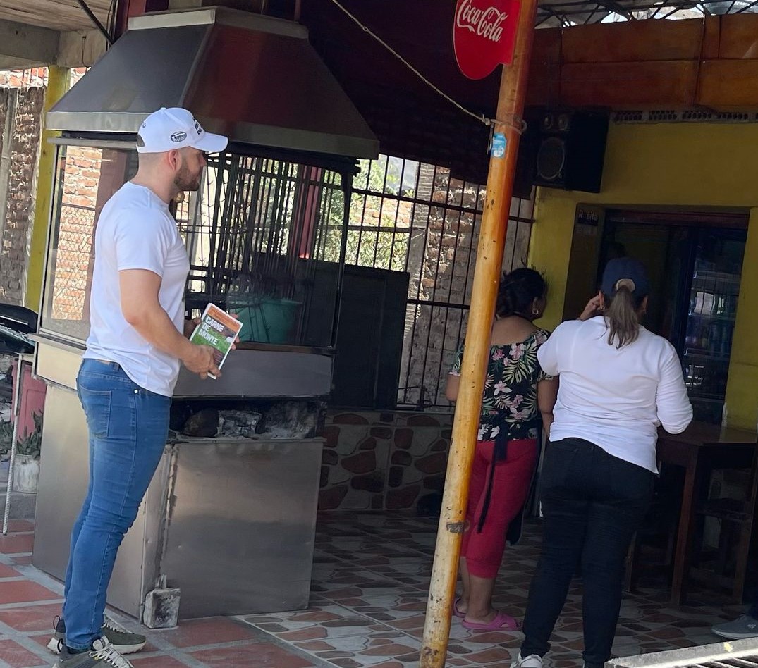 visita de funcionario a restaurante para charla