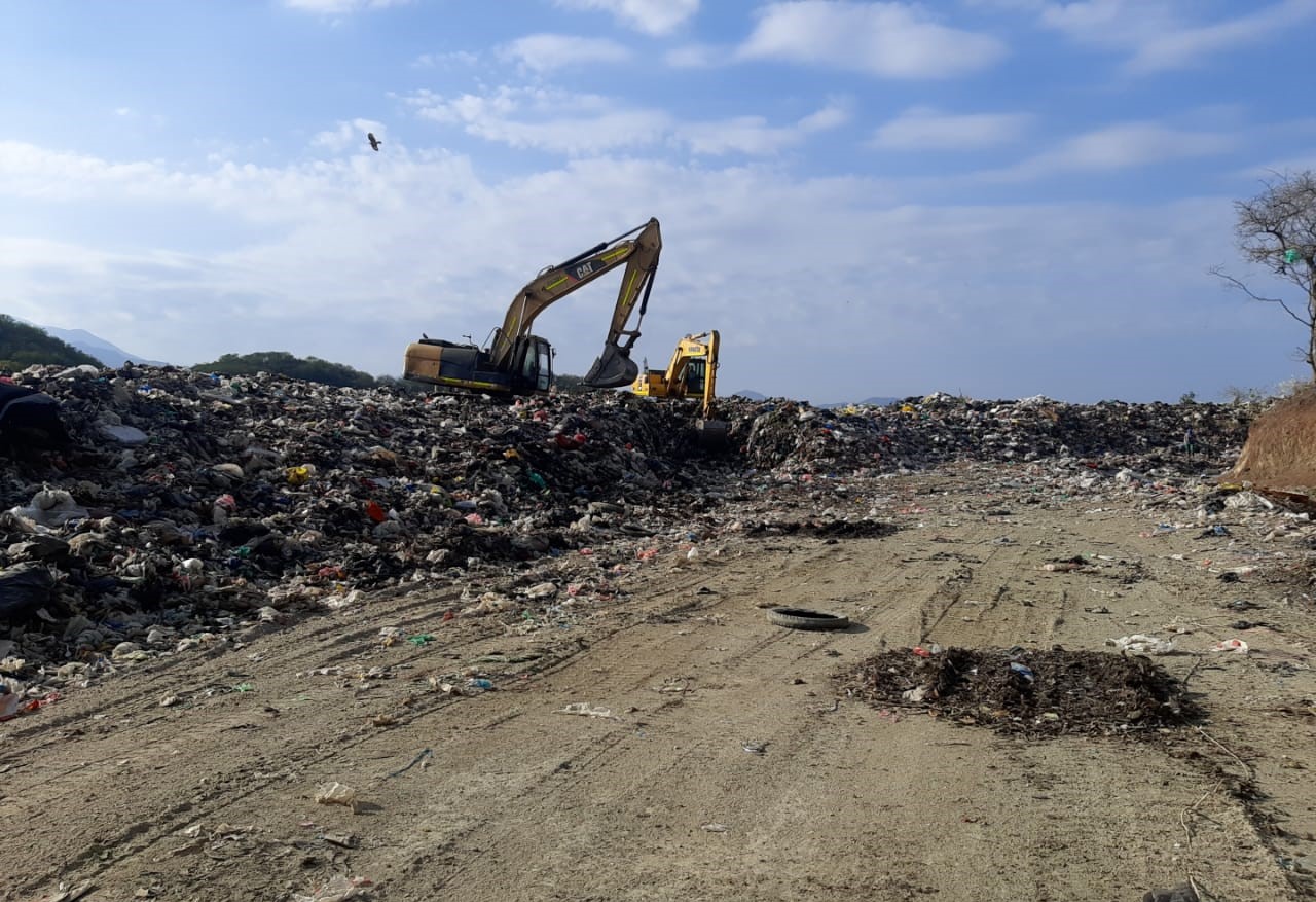 Relleno sanitario se observa maquina moviendo basura