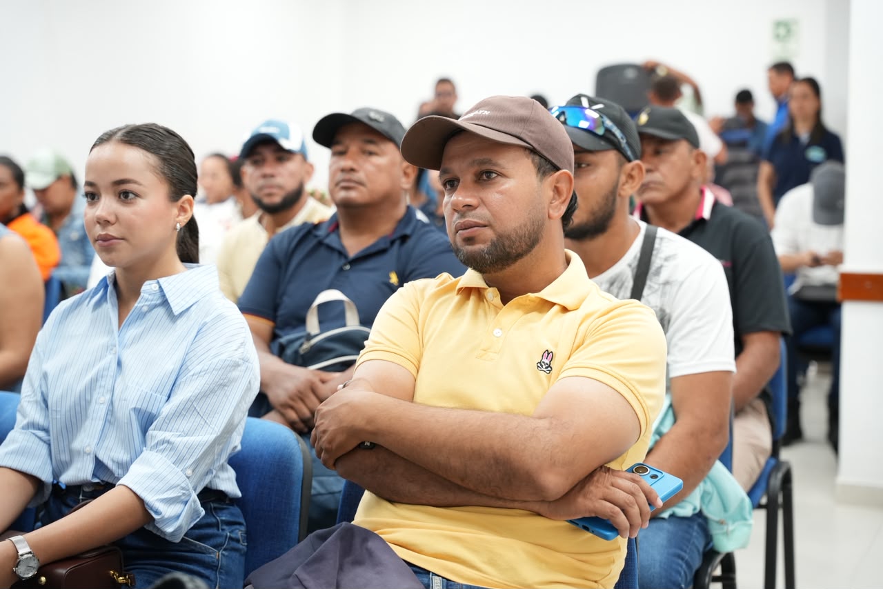 Foto de participantes en las sillas del auditorio