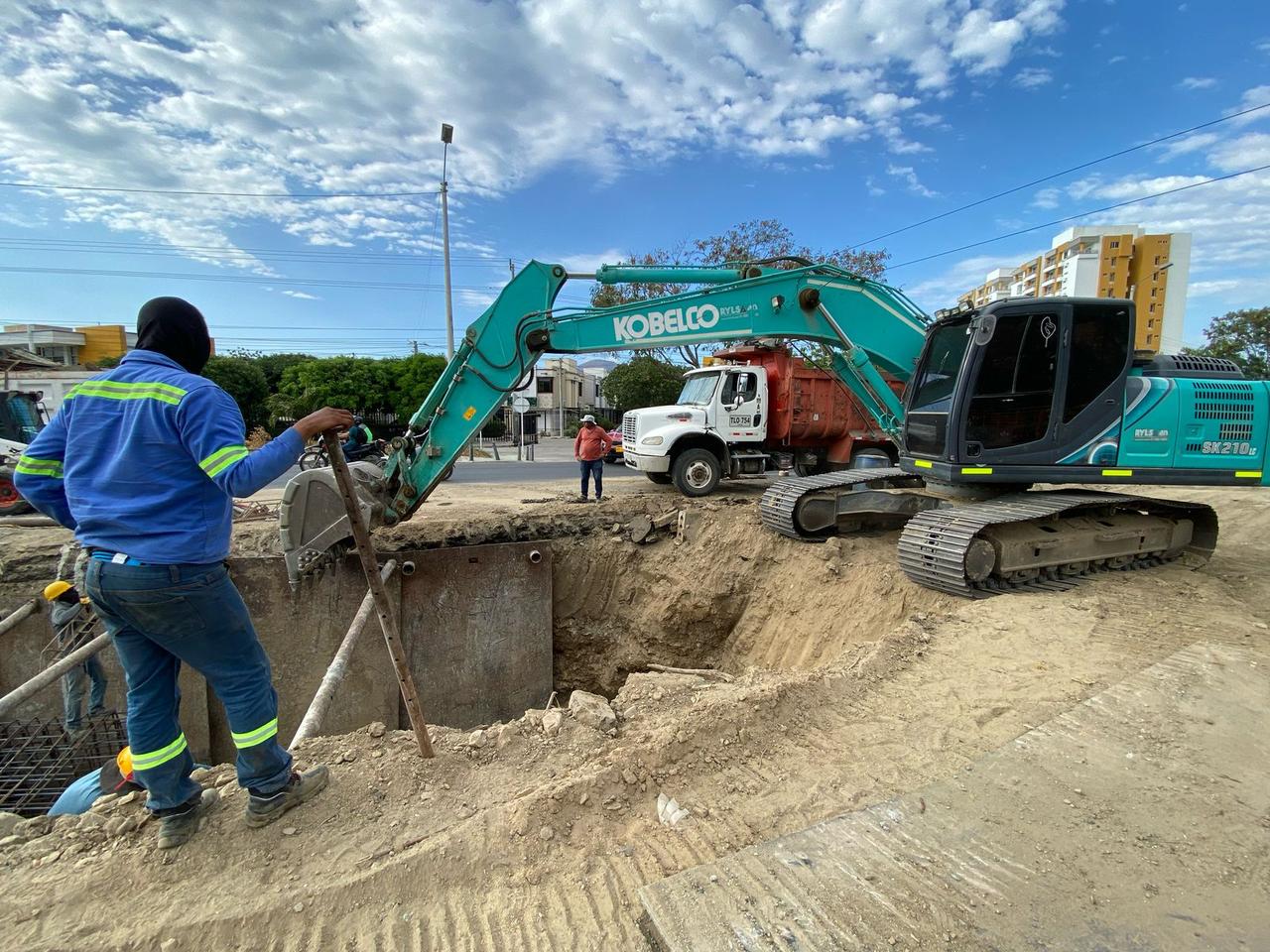 Trabajadores en la obra con maquinaria