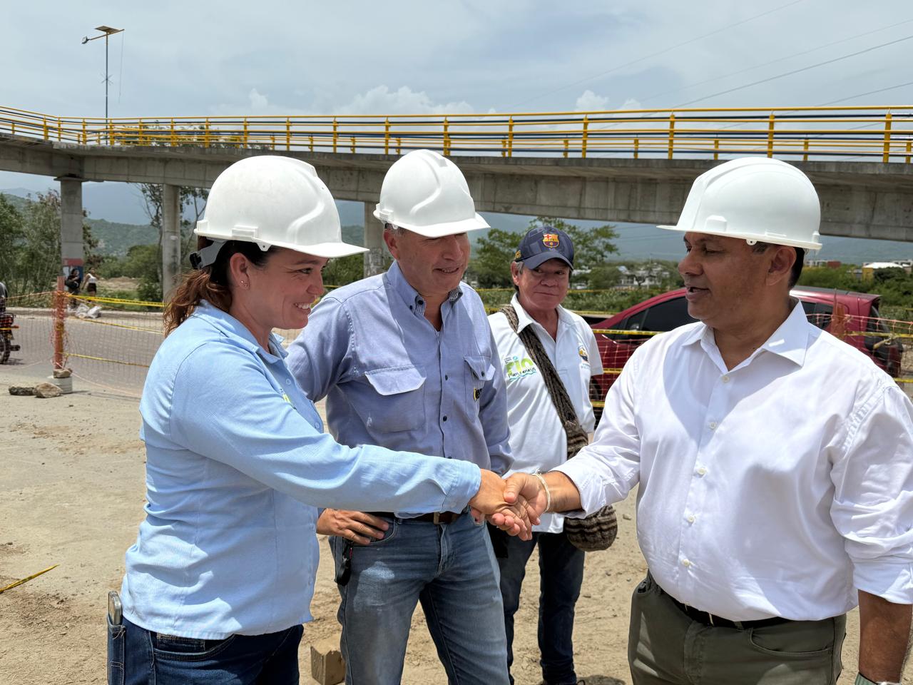 Director de Corpamag dandole la mano a ingenieros de la obra en el punto donde se realiza la intervencion